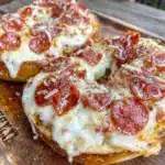 crispy classic pizza bagels - featured image